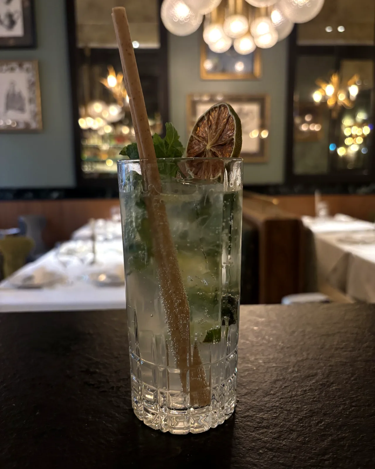 Highball au citron vert et à la menthe, garni d’une rondelle de citron séchée.