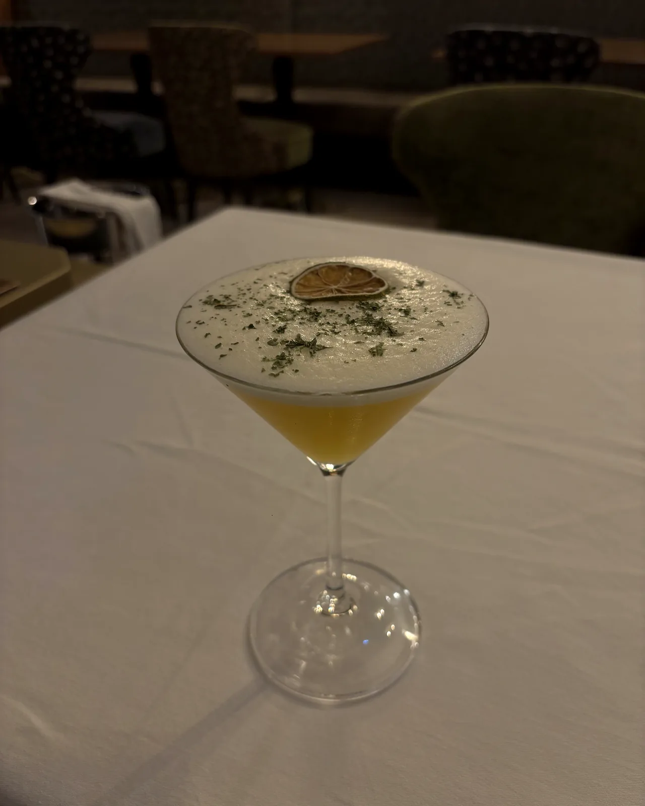 Pornstar verveine servi en coupe, col de mousse épais et verveine séchée.